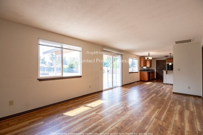 Building Photo - Spacious Home with Double Car Garage and E...
