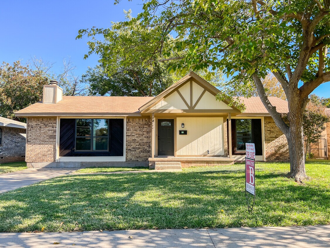 Foto principal - 4651 Briarwood Dr