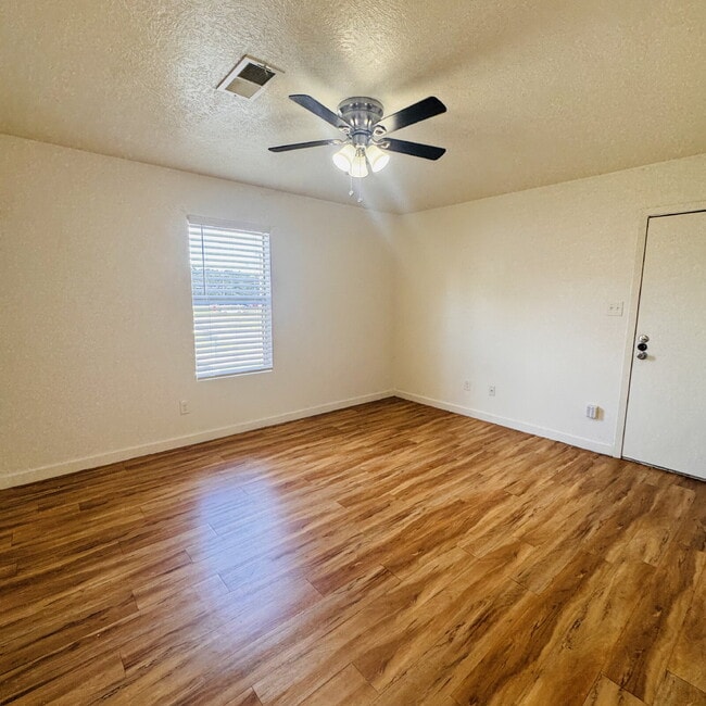 Building Photo - Welcome home to your 2 Bedroom | 1 Bathroom Apartment located in Nederland, TX.