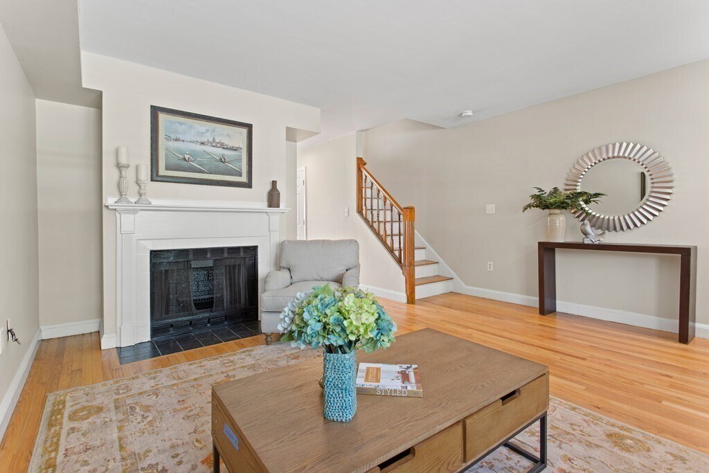 Primary Photo - 111 Alban St