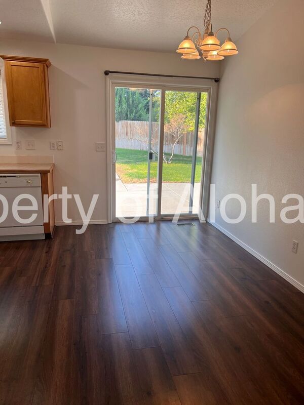 Building Photo - 833 W Hackamore Ave