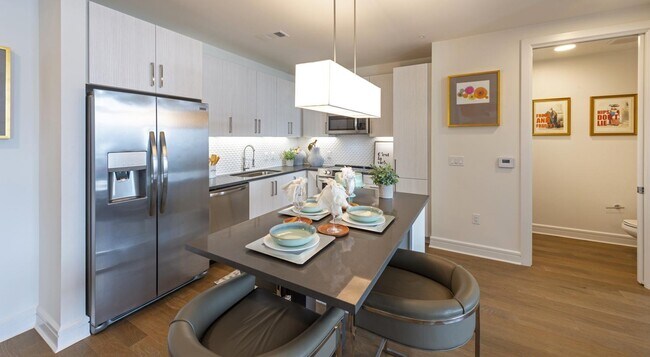 Foto del edificio - Downtown Studio at $1,680 — 1.5 Months Free, Modern Living
