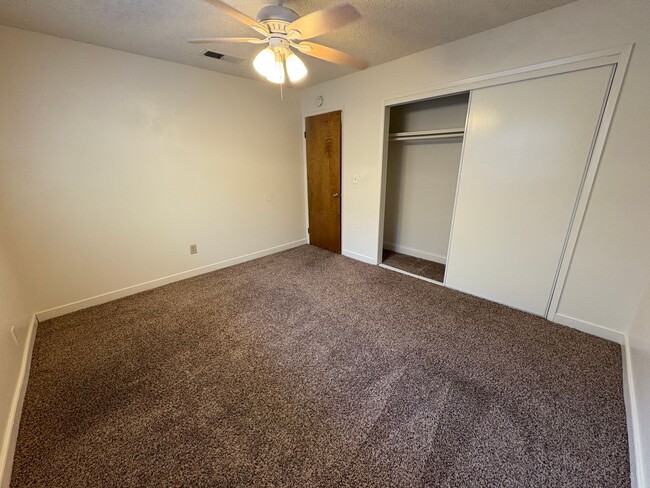 Foto del edificio - Move in ready apartment available now!