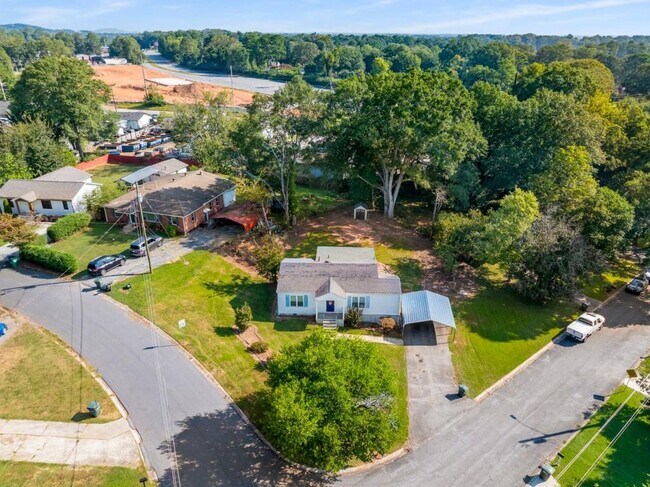 Building Photo - 1801 Crestridge Dr SE