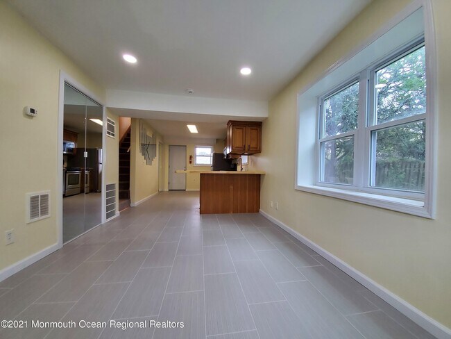 Building Photo - 37 Beachway Ave