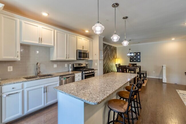Building Photo - 23257 Southdown Manor Terrace