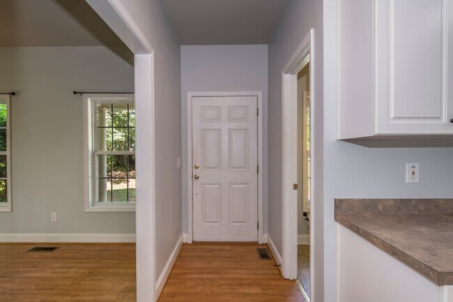 Foto del edificio - Rare opportunity to rent on LAKE MURRAY!