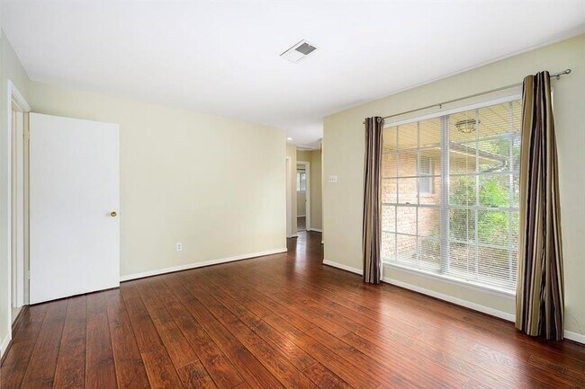 Building Photo - 9614 Beverly Hill St