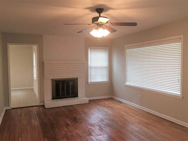 chimenea del salón - 407 Collins Ave