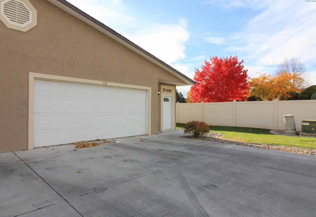 Foto principal - 2 Bed/2 Bath Towhouse in Kennewick