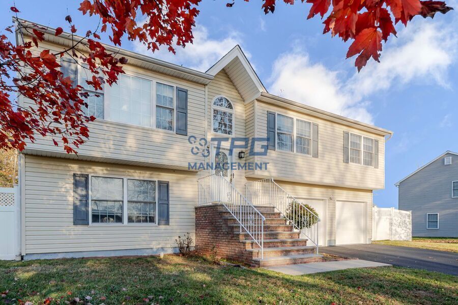 Primary Photo - 33 Viking Ave