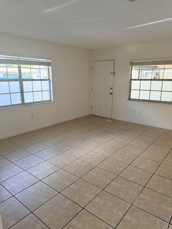 Building Photo - 912 La Salle Ave