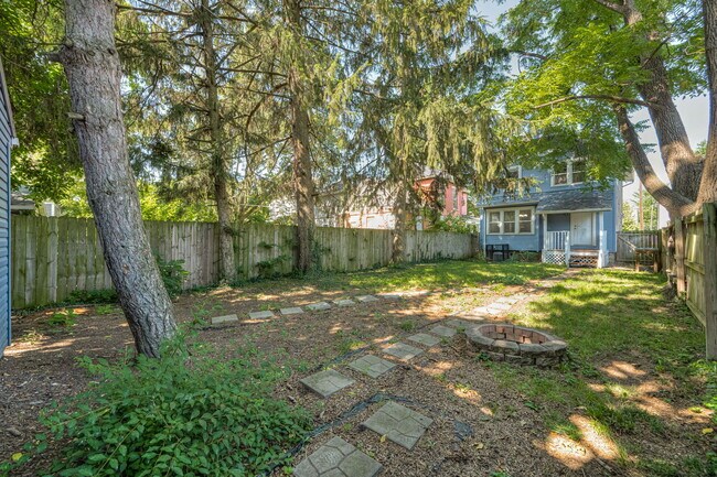 Building Photo - 906 S Champion Ave