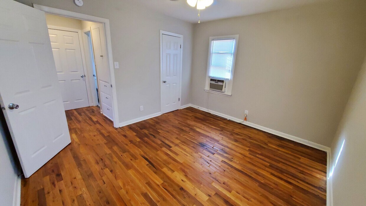 Building Photo - 106 S Palo Duro St