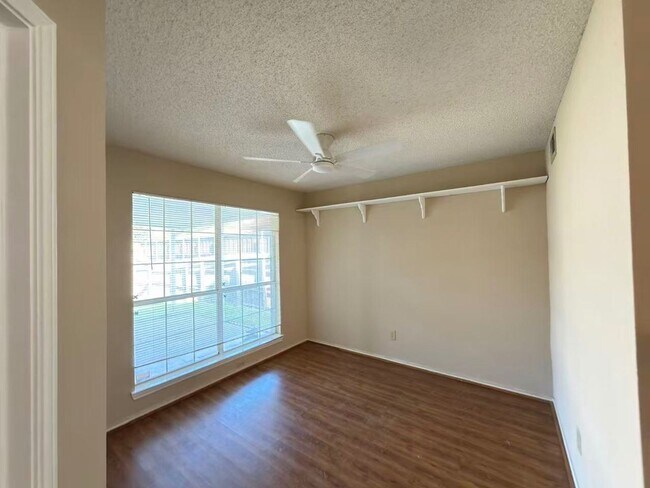 Building Photo - 2918 Lake Valley Dr
