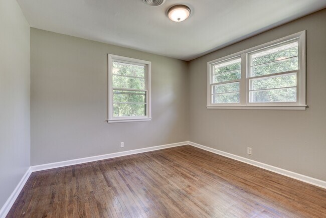 Foto del edificio - 1221 Harwood Dr