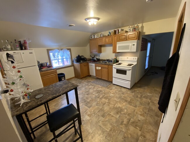 Large kitchen with all appliances - 1251 Walnut St