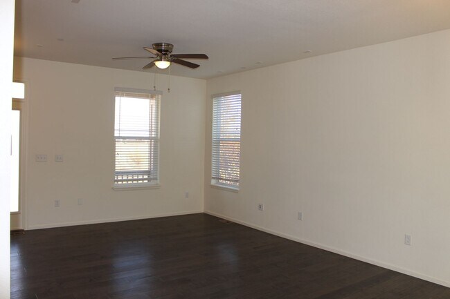 Building Photo - Move-In Ready Townhome with Open Space Vie...