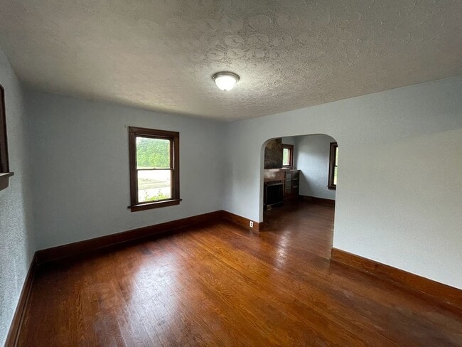 Building Photo - Three bedroom one bathroom home for rent