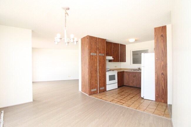 Building Photo - Kaimuki Jade 2 Bedroom, 1.5 Bath, 1 Parking!!