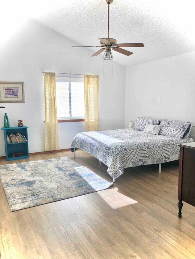 dormitorio con cama king en el nivel principal - 8659 Chancellor Dr