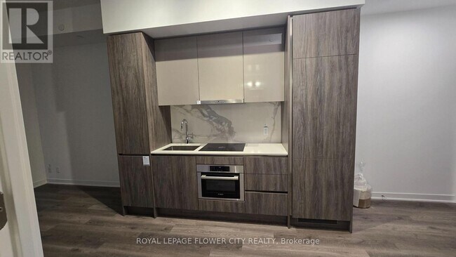 Photo du bâtiment - 180 Front St E