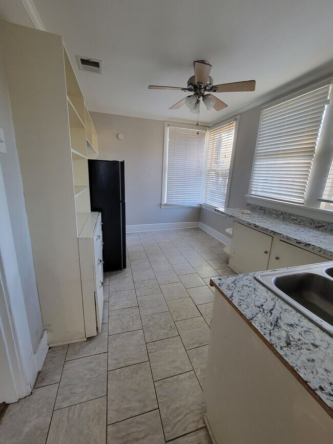 Building Photo - Fairfield Historic District - 1 Bed 1 Bath Apartment - Appliances included!