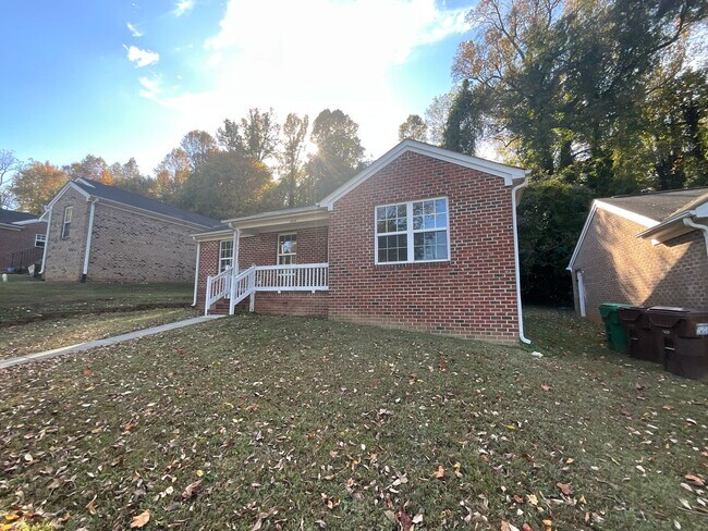 Foto del edificio - NE HIGH POINT! Newly renovated & painted 3 Bedroom, 2 Bathroom Home