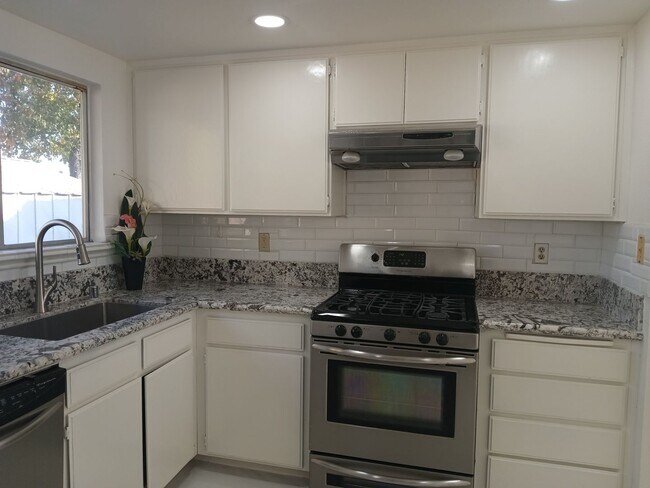 Foto del edificio - Stylish, Secure, and Pet-Friendly 3-Bedroo...