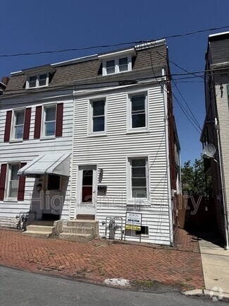 Building Photo - 913 Blunston St
