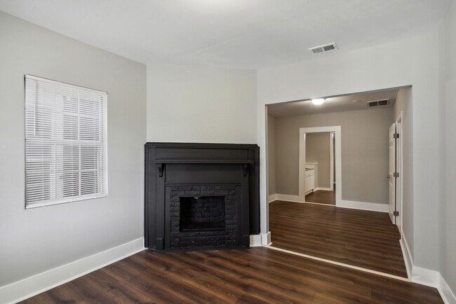 Building Photo - Large Downtown 3BR/2BA House Walking Dista...