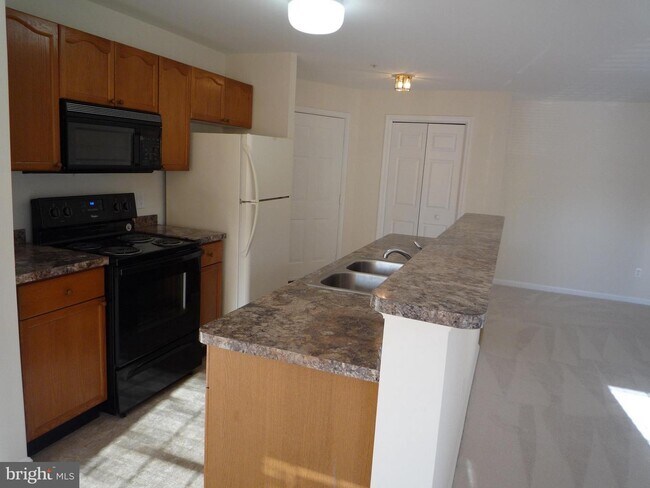 Building Photo - 2400 Ellsworth Way