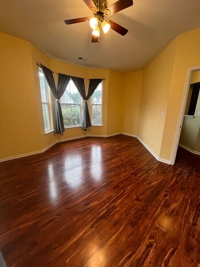 Building Photo - Beautiful 4-Bedroom 3 Bath Home with Neighborhood Pool!
