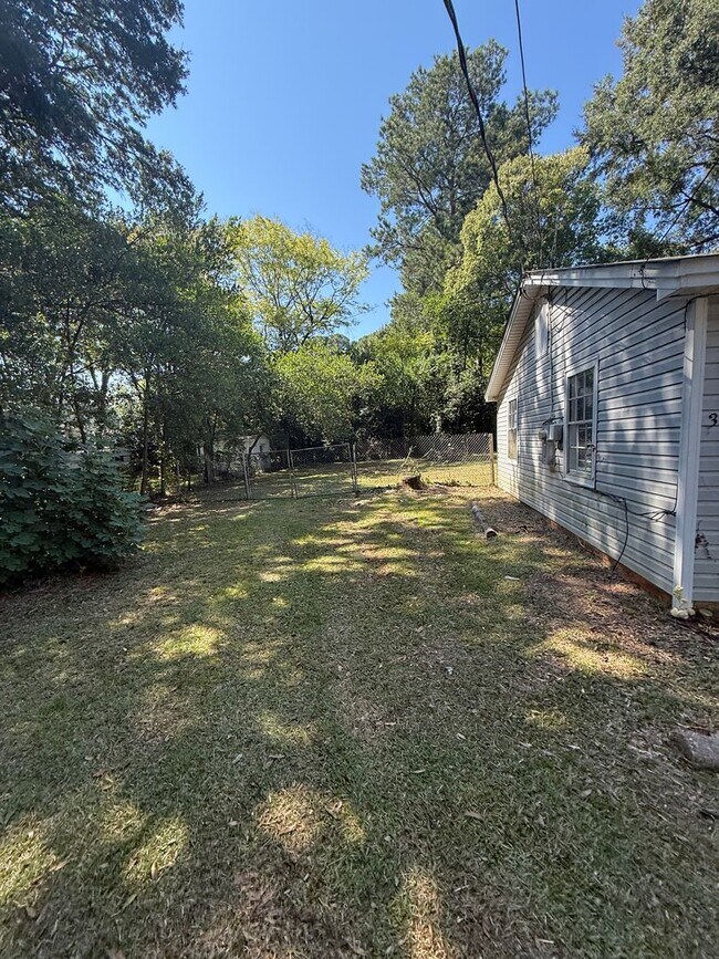 Building Photo - ** 3 bed 1 bath located in Dalraida ** Cal...