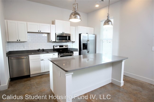 Building Photo - 4 br, 4.5 bath Room For Rent - 240 Elm Street
