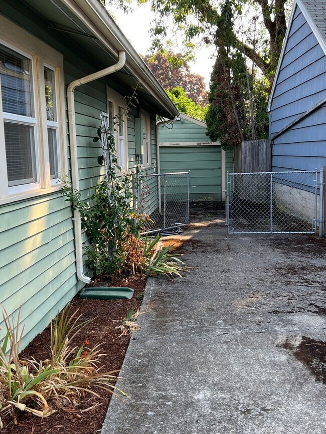 Building Photo - CUTE 3 BED 1 BATH HOME LOCATED IN SOUTH SALEM