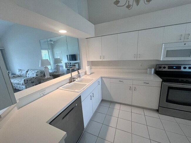 Building Photo - 2bed/2baths Close to the beach, Mercato and Great Schools
