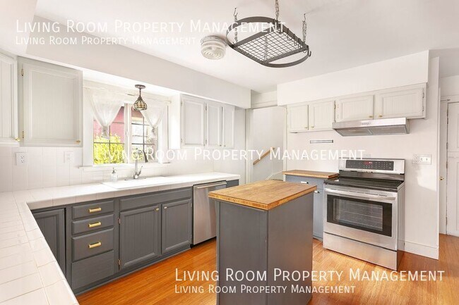 Building Photo - Eco-Friendly 2 BR Plus Office Plant Lovers...