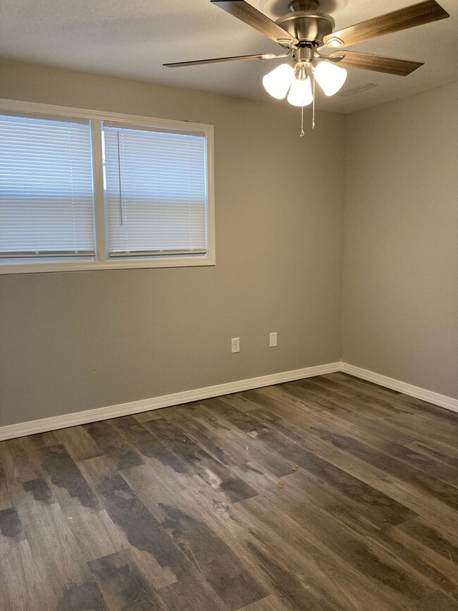 Building Photo - Newly updated 3 bedroom 2 bathroom townhome