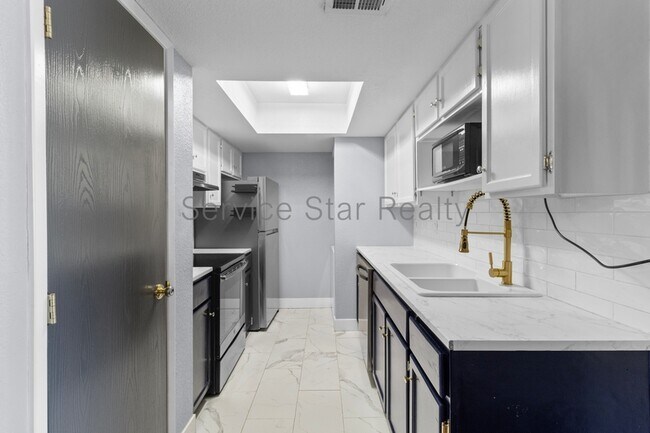 Building Photo - 4211 E Palm Ln