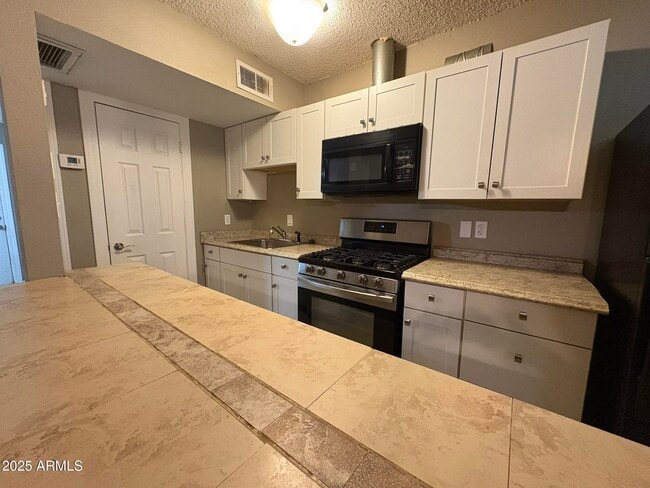 Building Photo - 2735 W Tuckey Ln