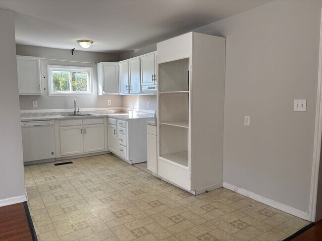Foto del edificio - 4 Bedroom, 2 Bathroom House in Greensboro!