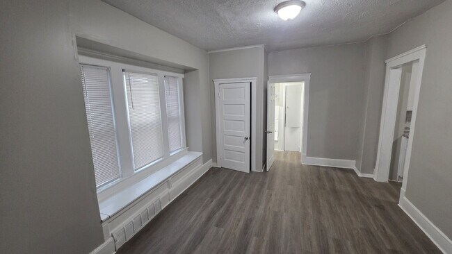 Building Photo - "2 Bedroom Duplex w/Built in Wine Rack!?! Whaaat?!?!"