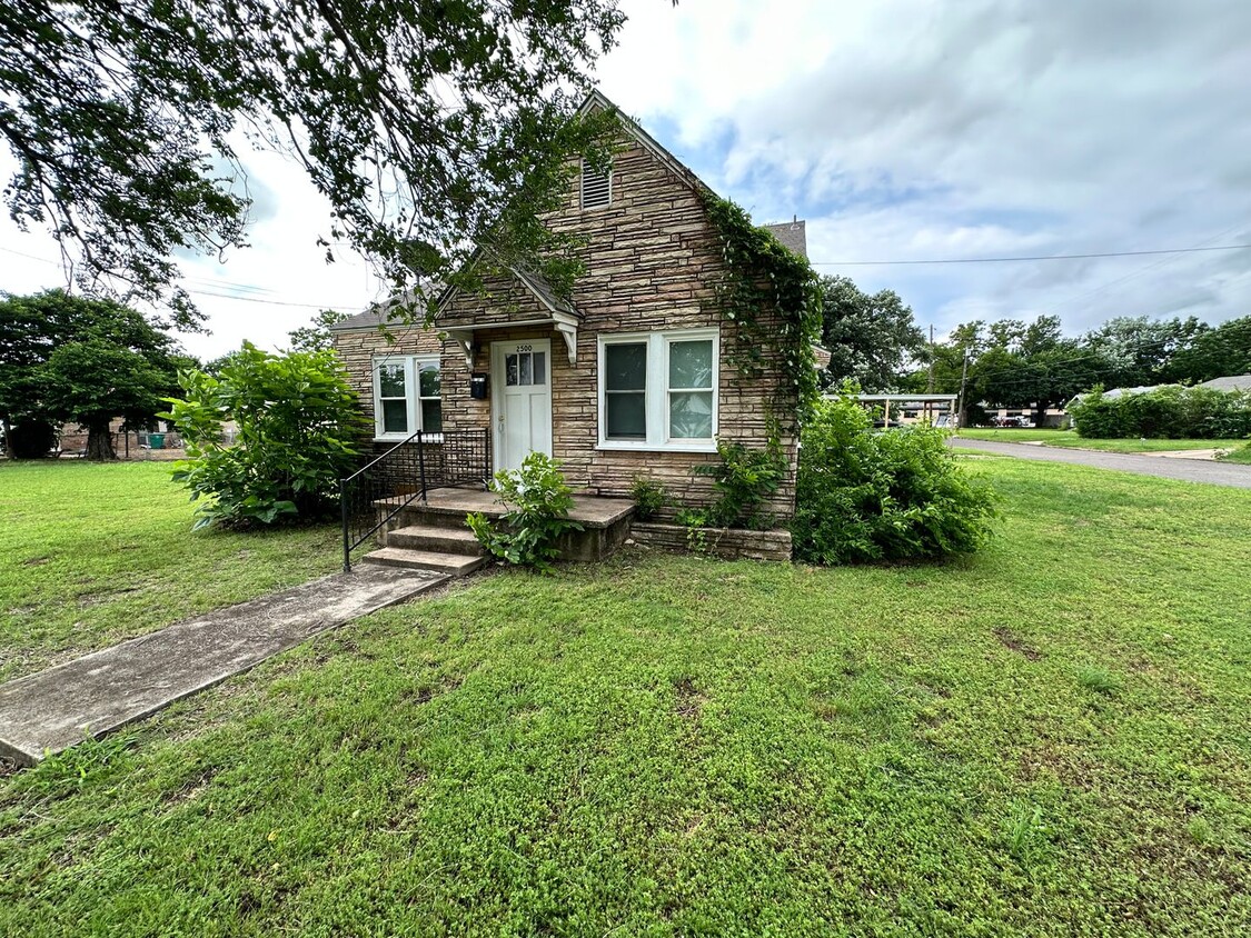 Primary Photo - Updated 2 bed 1 bath NE OKC