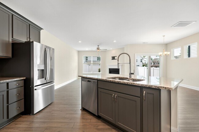Building Photo - Available now! Spacious & beautiful 3 bedroom townhome!
