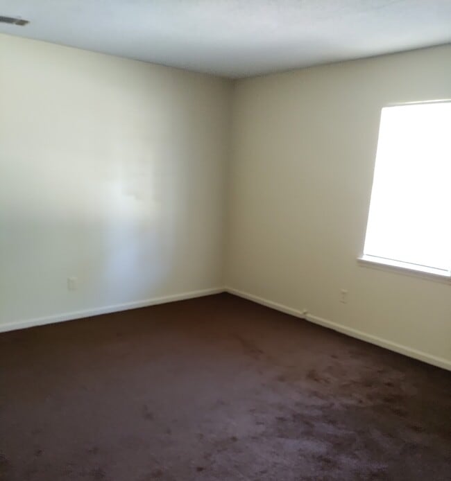 front bedroom - 1124 University St
