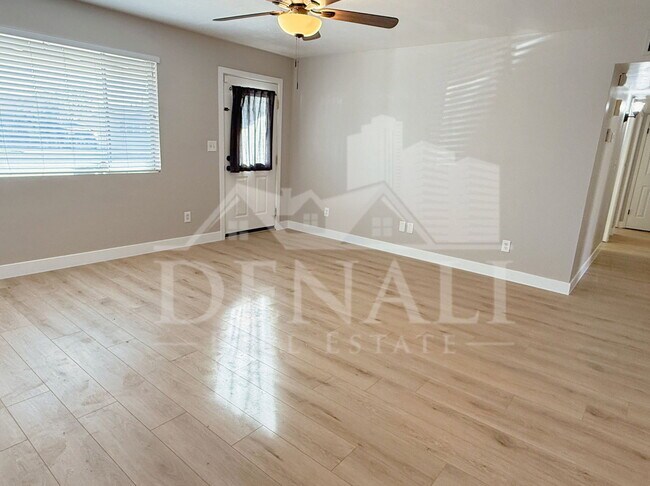 Foto del edificio - 1220 W Romo Jones St