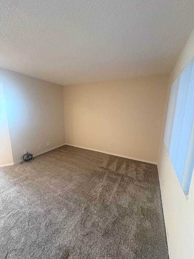 Foto del edificio - 1st floor 1 bedroom 1 bath apartment w/ assigned parking!