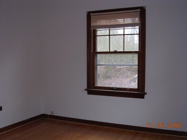 Building Photo - Charming Cottage in White Salmon, WA.