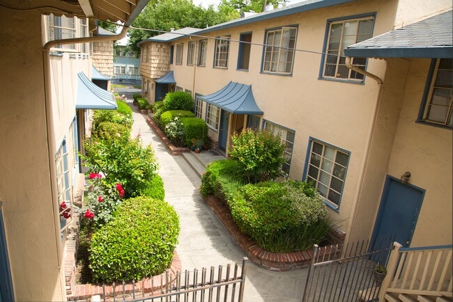 Kenwood Apartments 2426 - Kenwood Apartments 2426